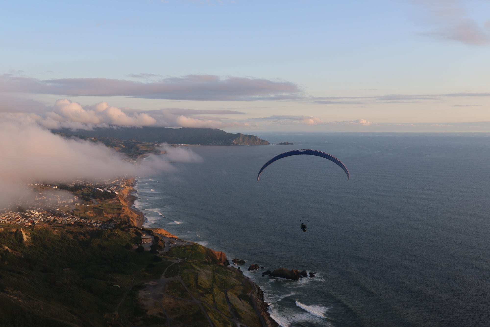 What's the Difference Between Paragliding and Hang Gliding?